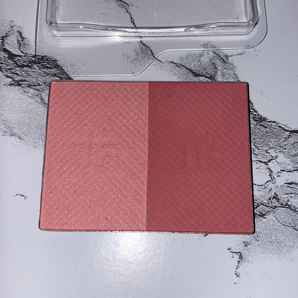 NWOB Tom Ford Shade + Illuminate Blush: a flame
Never used
No box
Sold in pan